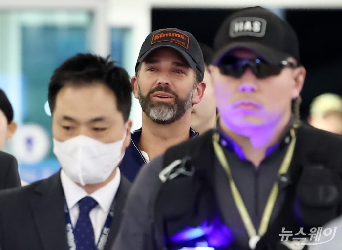 도널드 트럼프 미국 대통령의 장남 트럼프 주니어가 30일 저녁 인천 중구 인천국제공항 제1여객터미널을 통해 출국하고 있다. 그의 이번 1박 2일 방한 일정은 정용진 신세계그룹 회장의 초청 일환으로 주요 대기업 총수와 릴레이 단독 면담 등을 마쳤다. 사진=강민석 기자 kms@newsway.co.kr