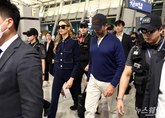 도널드 트럼프 미국 대통령의 장남 트럼프 주니어가 30일 저녁 인천 중구 인천국제공항 제1여객터미널을 통해 출국하고 있다. 그의 이번 1박 2일 방한 일정은 정용진 신세계그룹 회장의 초청 일환으로 주요 대기업 총수와 릴레이 단독 면담 등을 마쳤다. 사진=강민석 기자 kms@newsway.co.kr