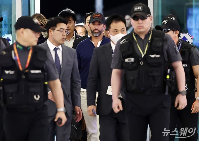 도널드 트럼프 미국 대통령의 장남 트럼프 주니어가 30일 저녁 인천 중구 인천국제공항 제1여객터미널을 통해 출국하고 있다. 그의 이번 1박 2일 방한 일정은 정용진 신세계그룹 회장의 초청 일환으로 주요 대기업 총수와 릴레이 단독 면담 등을 마쳤다. 사진=강민석 기자 kms@newsway.co.kr