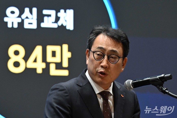 유영상 SKT 대표 "유심 물량 확보 총력···이달 14일까지는 부족"