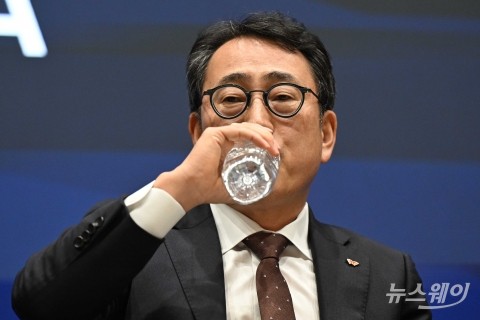'SKT 유심 정보 유출 사고' 대응 질문 듣고 물 마시는 유영상 대표