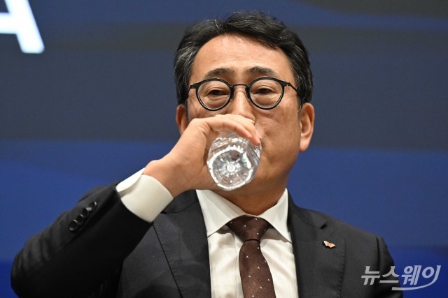 'SKT 유심 정보 유출 사고' 대응 질문 듣고 물 마시는 유영상 대표