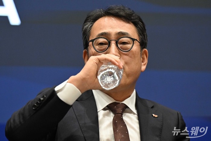 'SKT 유심 정보 유출 사고' 대응 질문 듣고 물 마시는 유영상 대표