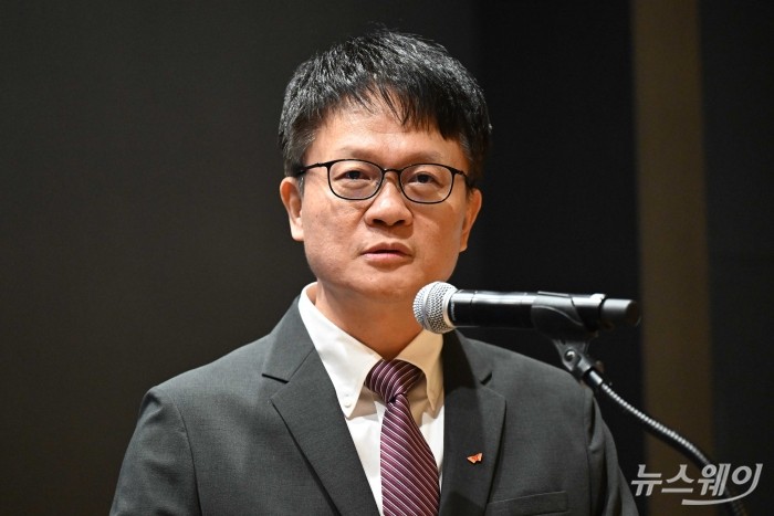 류정환 SK텔레콤 네트워크 인프라 센터장이 2일 오전 서울 중구 SK텔레콤 T타워에서 열린 '사이버 침해 Daily Briefing'에서 유심(USIM) 정보 해킹 사고 대책을 발표하고 있다. 사진=강민석 기자 kms@newsway.co.kr