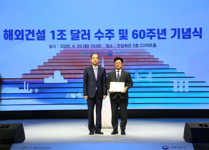 임동복 동아건설산업 대표이사(오른쪽)가 지난달 29일 서울 강남구 건설회관에서 열린 '해외건설 1조 달러 수주 및 60주년 기념식'에서 한덕수 전 대통령 권한대행 국무총리에게 '대한민국을 빛낸 해외건설 10대 프로젝트' 선정 기념패를 수여 받은 뒤 기념촬영을 하고 있다. 사진=SM그룹
