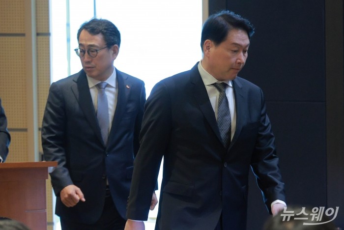 최태원 SK그룹 회장이 7일 오전 서울 중구 SK텔레콤 T타워 SUPEX홀에서 진행된 유심 정보 유출 관련 일일 브리핑에서 대국민 사과를 하기 위해 연단에 오르고 있다. 사진=강민석 기자 kms@newsway.co.kr