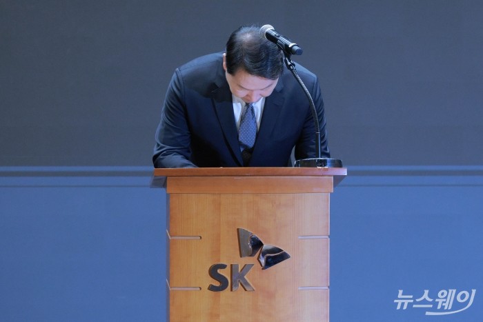 최태원 SK그룹 회장이 7일 오전 서울 중구 SK텔레콤 T타워 SUPEX홀에서 진행된 유심 정보 유출 관련 일일 브리핑에서 허리 숙여 대국민 사과를 하고 있다. 사진=강민석 기자 kms@newsway.co.kr