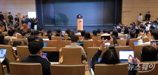 'SKT 해킹 사태' 19일 만에 허리 숙여 사과하는 최태원 회장