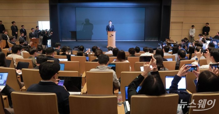 최태원 SK그룹 회장이 7일 오전 서울 중구 SK텔레콤 T타워 SUPEX홀에서 진행된 유심 정보 유출 관련 일일 브리핑에서 대국민 사과를 하고 있다. 사진=강민석 기자 kms@newsway.co.kr