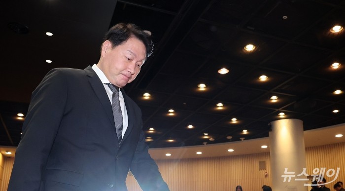 최태원 SK그룹 회장이 7일 오전 서울 중구 SK텔레콤 T타워 SUPEX홀에서 진행된 유심 정보 유출 관련 일일 브리핑에서 대국민 사과를 마친 뒤 연단을 나서고 있다. 사진=강민석 기자 kms@newsway.co.kr