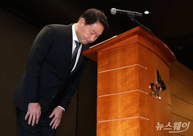 최태원도 위약금엔 '묵묵부답'···SKT "유심포맷 완성도 높이겠다"(종합)