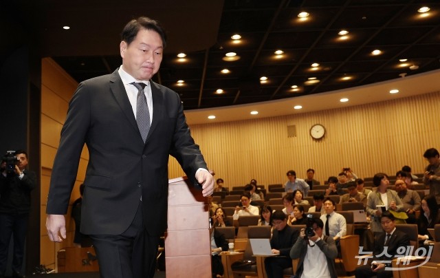 'SKT 유심 해킹' 대국민 사과 후 연단 나서는 최태원 회장