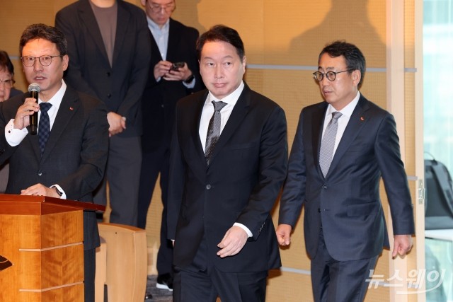 'SKT 해킹' 대국민 사과 위해 연단 오르는 최태원 회장