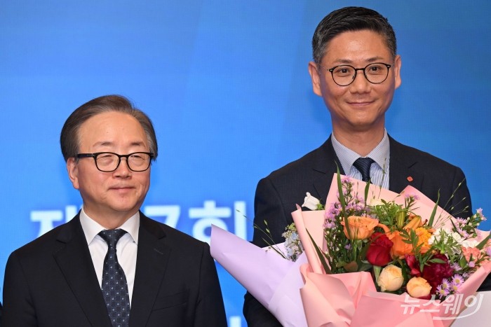 (오른쪽)한국노사협력대상 대기업부문 대상을 수상한 권오상 롯데월드 대표이사와 이동근 한국경영자총협회 상근부회장이 8일 오전 서울 종로구 포시즌스호텔에서 열린 제37회 한국노사협력대상 시상식에서 기념촬영을 하고 있다. 사진=강민석 기자 kms@newsway.co.kr