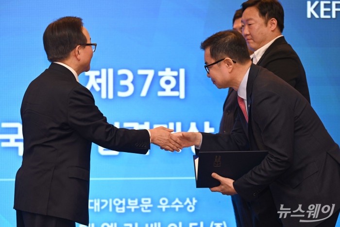 (왼쪽)이동근 한국경영자총협회 상근부회장이 8일 오전 서울 종로구 포시즌스호텔에서 열린 제37회 한국노사협력대상 시상식에서 조재천 현대엘리베이터 대표이사에게 대기업부문 우수상을 수여하고 있다. 사진=강민석 기자 kms@newsway.co.kr