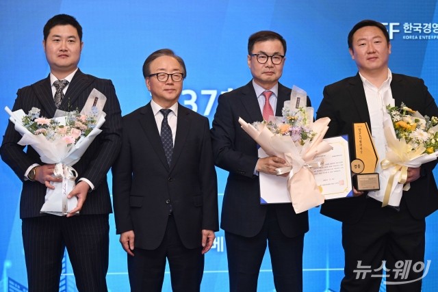 대기업부문 우수상 수상한 조재천 현대엘리베이터 대표·윤민욱 노조위원장