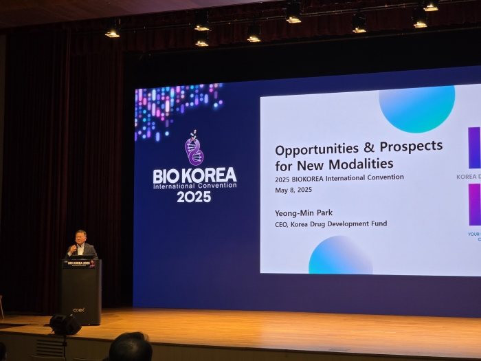 박영민 국가신약개발사업단 단장이 8일 서울 삼성동 코엑스에서 열린 '바이오 코리아 2025' 행사에서 신규 모달리티 관련 발표를 진행하고 있다. 사진=이병현 기자