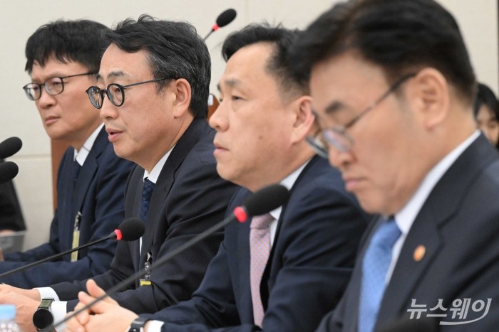 (왼쪽 두 번째)유영상 SK텔레콤 대표이사가 8일 오후 서울 여의도 국회 과학기술정보방송통신위원회에서 열린 SK텔레콤 유심 해킹 관련 청문회에서 의원의 질의에 답변을 하고 있다. 사진=강민석 기자 kms@newsway.co.kr
