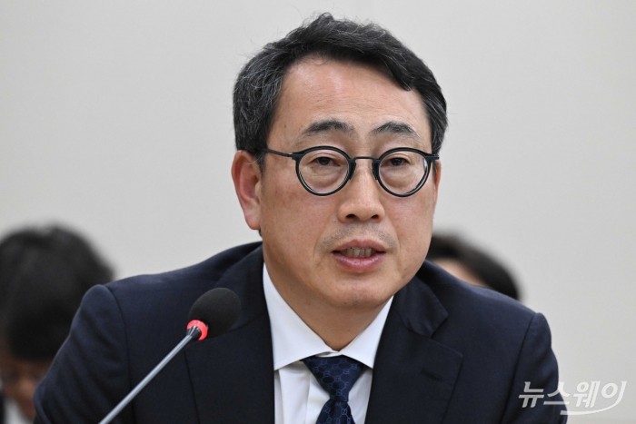 유영상 SK텔레콤 대표이사가 8일 오후 서울 여의도 국회 과학기술정보방송통신위원회에서 열린 SK텔레콤 유심 해킹 관련 청문회에서 의원의 질의에 답변을 하고 있다. 사진=강민석 기자 kms@newsway.co.kr