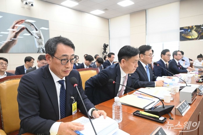 (왼쪽 첫 번째)유영상 SK텔레콤 대표이사가 8일 오후 서울 여의도 국회 과학기술정보방송통신위원회에서 열린 SK텔레콤 유심 해킹 관련 청문회에서 의원의 질의에 답변을 하고 있다. 사진=강민석 기자 kms@newsway.co.kr