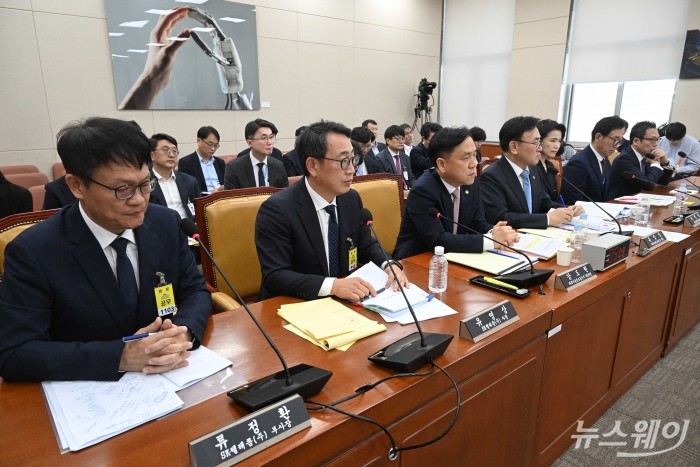 (왼쪽부터)류정환 SK텔레콤 부사장, 유영상 SK텔레콤 대표이사, 강도현 과학기술정보통신부 2차관이 8일 오후 서울 여의도 국회 과학기술정보방송통신위원회에서 열린 SK텔레콤 유심 해킹 관련 청문회에서 의원의 질의를 경청하고 있다. 사진=강민석 기자 kms@newsway.co.kr