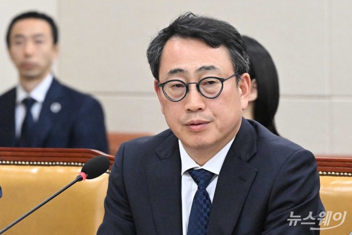 유영상 SK텔레콤 대표이사가 8일 오후 서울 여의도 국회 과학기술정보방송통신위원회에서 열린 SK텔레콤 유심 해킹 관련 청문회에서 의원의 질의에 답변을 하고 있다. 사진=강민석 기자 kms@newsway.co.kr
