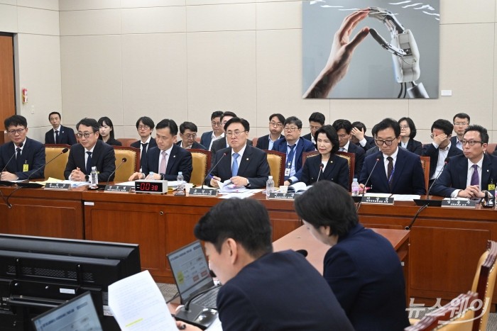 (왼쪽부터)류정환 SK텔레콤 부사장, 유영상 SK텔레콤 대표이사, 강도현 과학기술정보통신부 2차관, 유상임 과학기술정보통신부 장관, 이진숙 방송통신위원회 위원장, 이상준 한국인터넷진흥원장, 김승주 고려대학교 교수가 지난 5월 서울 여의도 국회 과학기술정보방송통신위원회에서 열린 SK텔레콤 유심 해킹 관련 청문회에서 의원의 질의를 경청하고 있다. 사진=강민석 기자 kms@newsway.co.kr