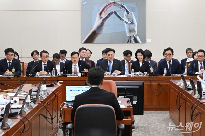 (왼쪽부터)류정환 SK텔레콤 부사장, 유영상 SK텔레콤 대표이사, 강도현 과학기술정보통신부 2차관, 유상임 과학기술정보통신부 장관, 이진숙 방송통신위원회 위원장, 이상준 한국인터넷진흥원장, 김승주 고려대학교 교수가 8일 오후 서울 여의도 국회 과학기술정보방송통신위원회에서 열린 SK텔레콤 유심 해킹 관련 청문회에서 의원의 질의를 경청하고 있다. 사진=강민석 기자 kms@newsway.co.kr