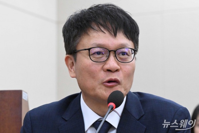 류정환 SK텔레콤 부사장이 8일 오후 서울 여의도 국회 과학기술정보방송통신위원회에서 열린 SK텔레콤 유심 해킹 관련 청문회에서 의원의 질의에 답변하고 있다. 사진=강민석 기자 kms@newsway.co.kr