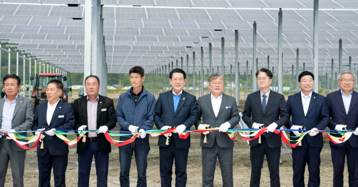김영록 전라남도지사가 8일 영광 염산면 월평마을에서 열린 '주민주도 영농형 태양광 1단계(1MW) 발전단지 준공식'에서 주요 내빈과 테이프커팅을 하고 있다.