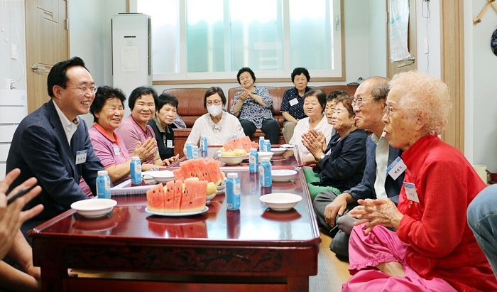 윤병태 나주시장이 마을경로당에서 어르신의 생활 애로사항을 경청하고 있다. (사진제공-나주시)