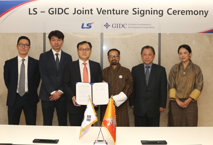 명노현 LS 부회장(왼쪽 세 번째)이 9일, LS용산타워에서 우즈왈 딥 다할 GIDC CEO(네 번째)를 비롯한 주요 관계자들과 만나 LS와 부탄 정부의 산하기관인 GIDC가 합작법인을 설립키로 계약했다. 사진=LS 제공