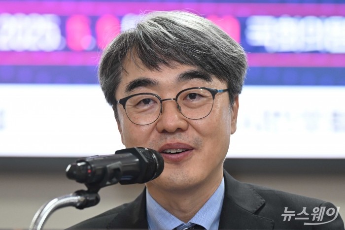 이민창 좋은규제시민포럼 총괄대표가 9일 오후 서울 여의도 국회 의원회관 제2소회의실에서 열린 '22대 국회 1년 입법평가와 차기 정부 규제개혁과제 세미나'에서 강영철 좋은규제시민포럼 이사장의 개회사를 대독하고 있다. 사진=강민석 기자 kms@newsway.co.kr