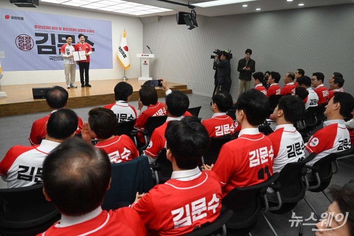 김문수 국민의힘 대선 후보가 12일 오전 서울 여의도 국민의힘 중앙당사에서 열린 '중앙선대위 회의 및 중앙선대위 임명장 수여식'에서 권성동 원내대표에게 공동선거대책위원장 관련 임명장을 수여한 뒤 기념촬영을 하고 있다. 사진=강민석 기자 kms@newsway.co.kr