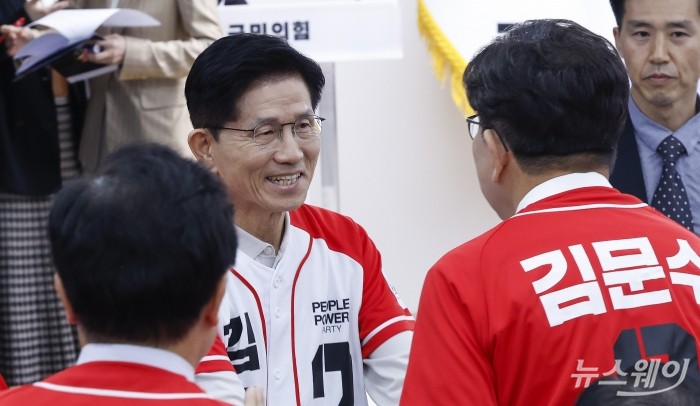 (왼쪽)김문수 국민의힘 대선후보가 12일 서울 여의도 국민의힘 중앙당사에서 열린 중앙선거대책위원회 임명장 수여식에 참석해 권성동 공동선대위원장과 인사를 하고 있다. 사진=강민석 기자 kms@newsway.co.kr