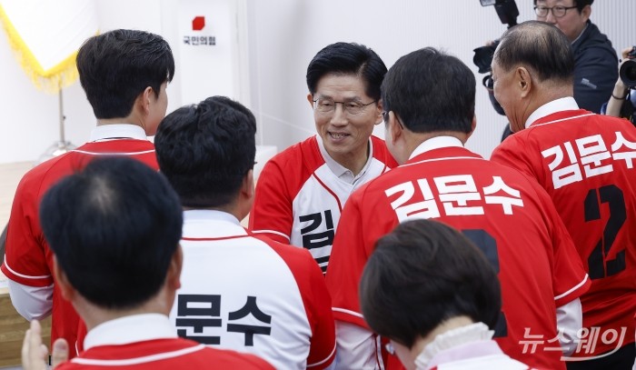 김문수 국민의힘 대선후보가 12일 서울 여의도 국민의힘 중앙당사에서 열린 중앙선거대책위원회 임명장 수여식에 참석하고 있다. 사진=강민석 기자 kms@newsway.co.kr