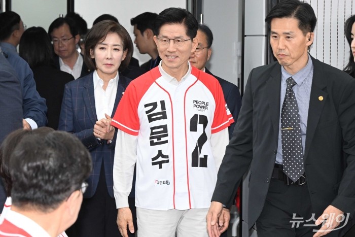 김문수 국민의힘 대선 후보가 12일 오전 서울 여의도 국민의힘 중앙당사에서 열린 '중앙선대위 회의 및 중앙선대위 임명장 수여식'에 참석하기 위해 입장하고 있다. 사진=강민석 기자 kms@newsway.co.kr
