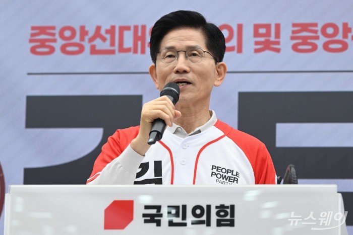 김문수 국민의힘 대선 후보가 12일 오전 서울 여의도 국민의힘 중앙당사에서 열린 '중앙선대위 회의 및 중앙선대위 임명장 수여식'에서 인사말을 하고 있다. 사진=강민석 기자 kms@newsway.co.kr
