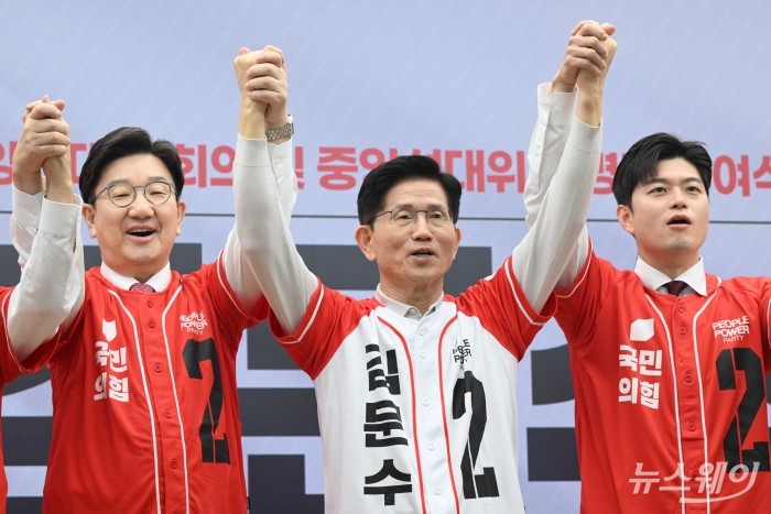 (중앙)김문수 국민의힘 대선 후보와 (왼쪽 첫 번째)권성동 공동선거대책위원장, (오른쪽 첫 번째) 김용태 공동선거대책위원장이 12일 오전 서울 여의도 국민의힘 중앙당사에서 열린 '중앙선대위 회의 및 중앙선대위 임명장 수여식'에서 기념촬영을 하고 있다. 사진=강민석 기자 kms@newsway.co.kr