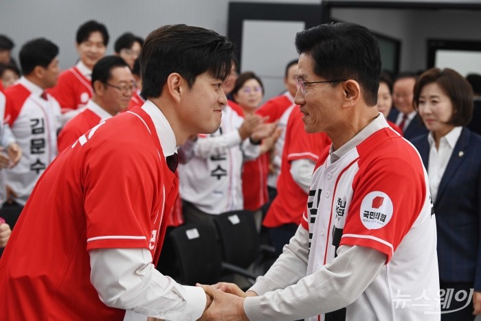 김문수 국민의힘 대선 후보가 12일 오전 서울 여의도 국민의힘 중앙당사에서 열린 중앙선대위 임명장 수여식에서 시대위원장으로 내정된 김용태 의원과 인사하고 있다. 사진=강민석 기자 kms@newsway.co.kr