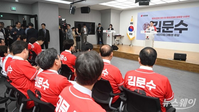 김문수 국민의힘 대선 후보가 12일 오전 서울 여의도 국민의힘 중앙당사에서 열린 '중앙선대위 회의 및 중앙선대위 임명장 수여식'에서 인사말을 하고 있다. 사진=강민석 기자 kms@newsway.co.kr
