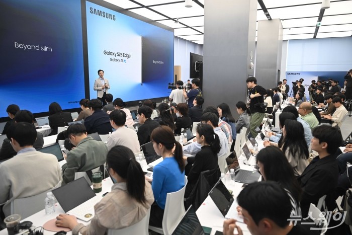 임성택 삼성전자 한국총괄 부사장이 13일 오전 서울 서초구 삼성 강남에서 열린 초슬림형 스마트폰 '갤럭시 S25 엣지' 정식 공개 발표 및 기자간담회에서 인사말을 하고 있다. 사진=강민석 기자 kms@newsway.co.kr
