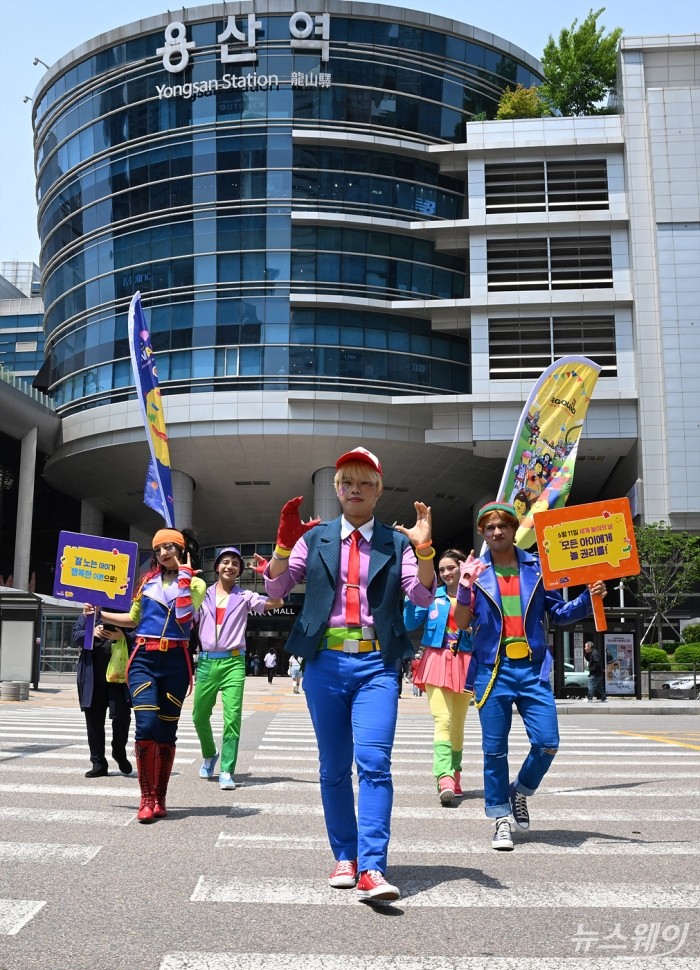 레고랜드 코리아 리조트가 5월 가정의달을 맞아 13일 서울 용산역 앞 광장에서 '레고 페스티벌'을 알리는 '플레이 팝(Play&Pop-up)' 행사를 진행하고 있다. 사진=이수길 기자 Leo2004@newsway.co.kr