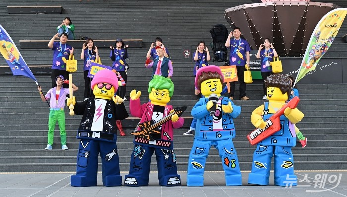 레고랜드 코리아 리조트가 5월 가정의달을 맞아 13일 서울 용산역 앞 광장에서 '레고 페스티벌'을 알리는 '플레이 팝(Play&Pop-up)' 행사를 진행하고 있다. 사진=이수길 기자 Leo2004@newsway.co.kr