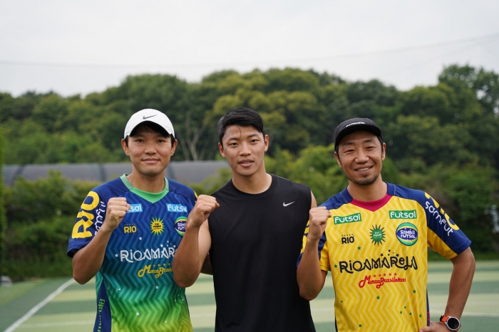 김태우 쌈바풋살 대표(오른쪽)와 황희찬 선수. 사진=쌈바풋살 제공