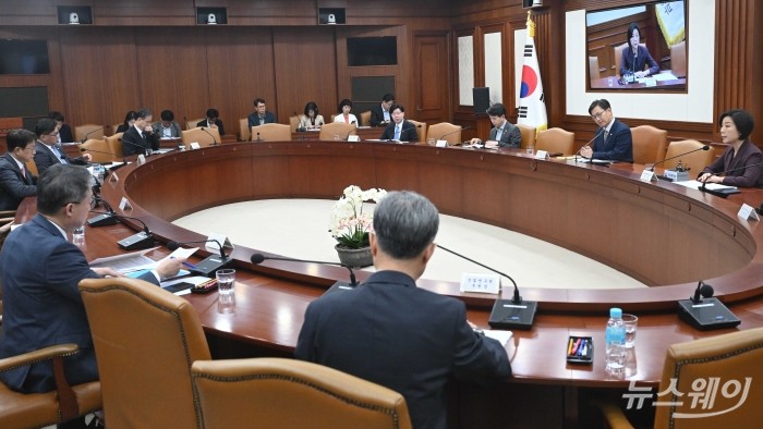 오영주 중소벤처기업부 장관이 14일 오전 서울 종로구 정부서울청사에서 열린 '경제관계장관회의 겸 산업경쟁력강화 관계장관회의'에서 모두발언을 하고 있다. 사진=강민석 기자 kms@newsway.co.kr