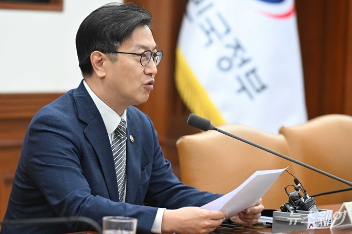 김범석 경제부총리 겸 기획재정부 장관 직무대행이 14일 오전 서울 종로구 정부서울청사에서 열린 '경제관계장관회의 겸 산업경쟁력강화 관계장관회의'에서 모두발언을 하고 있다. 사진=강민석 기자 kms@newsway.co.kr