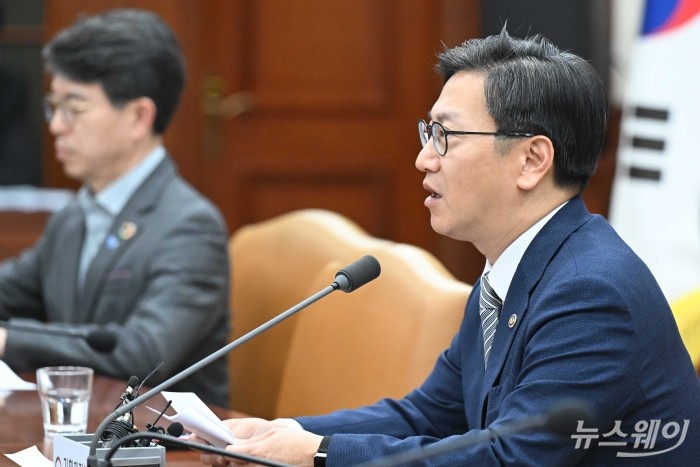 김범석 경제부총리 겸 기획재정부 장관 직무대행이 14일 오전 서울 종로구 정부서울청사에서 열린 '경제관계장관회의 겸 산업경쟁력강화 관계장관회의'에서 모두발언을 하고 있다. 사진=강민석 기자 kms@newsway.co.kr