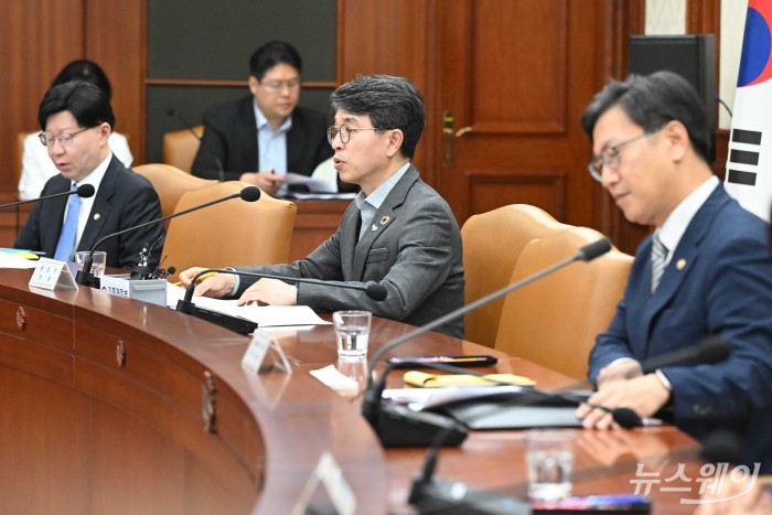 (중앙)김완섭 환경부 장관이 14일 오전 서울 종로구 정부서울청사에서 열린 '경제관계장관회의 겸 산업경쟁력강화 관계장관회의'에서 모두발언을 하고 있다. 사진=강민석 기자 kms@newsway.co.kr