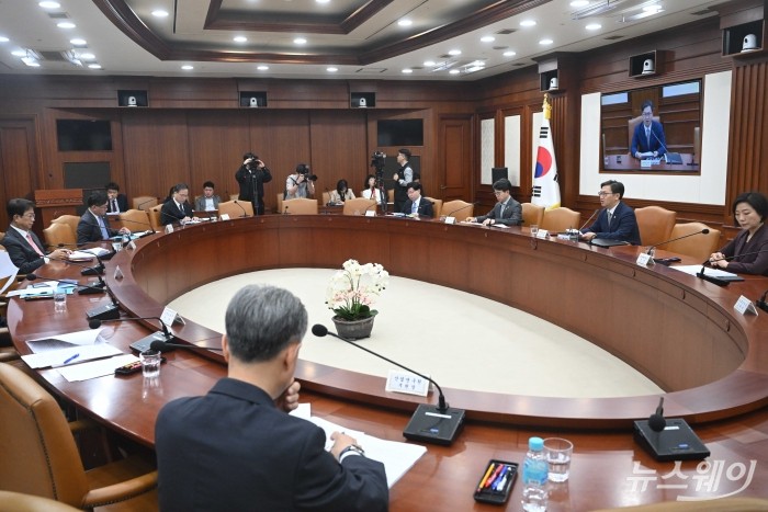 (오른쪽 두 번째)김범석 경제부총리 겸 기획재정부 장관 직무대행이 14일 오전 서울 종로구 정부서울청사에서 열린 '경제관계장관회의 겸 산업경쟁력강화 관계장관회의'에서 모두발언을 하고 있다. 사진=강민석 기자 kms@newsway.co.kr